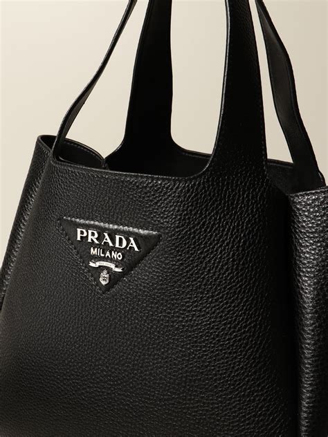 borsa a spalla nera prada|Borsa a spalla in pelle in Nero .